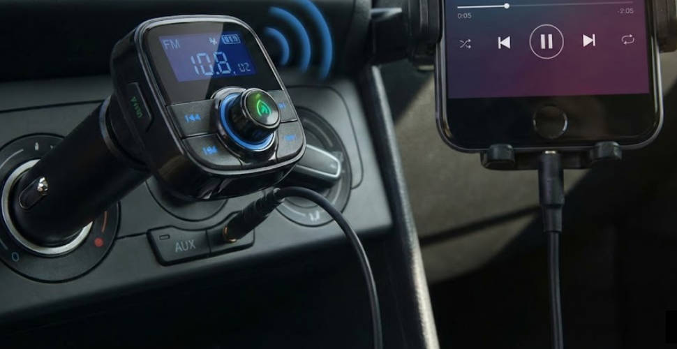 車でスマホの音楽を聴くためのFMトランスミッターとAUXケーブル