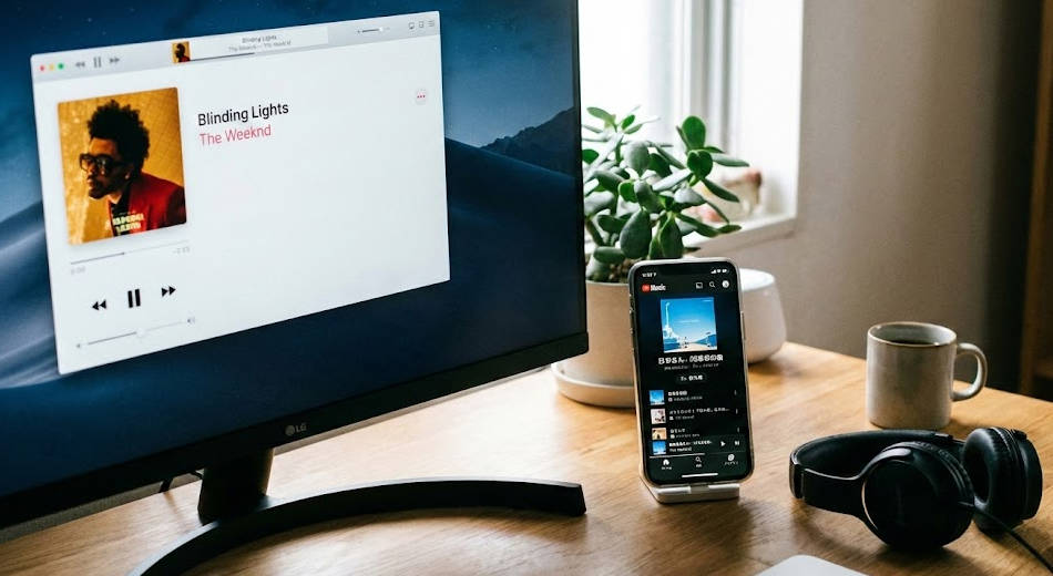 YouTube Musicの曲をMP3としてダウンロードし、PCやスマホでオフライン再生している様子