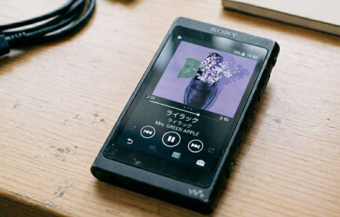 変換後にアルバムアートワークが正常に表示されているウォークマン NW-A50の画面（筆者撮影）