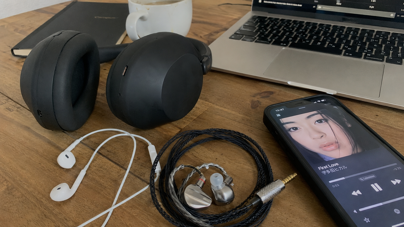 ロスレス音質の聴き比べ検証に使用したiPhone、MacBook、および3種類のイヤホン（Sony WH-1000XM5、EarPods、FiiO FH5s）の実際のテスト環境
